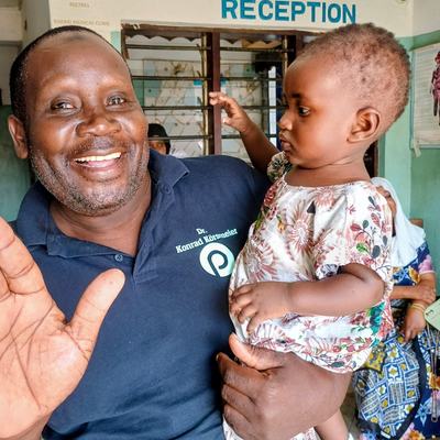 Dr. Bakari in unserer 1. Klinik