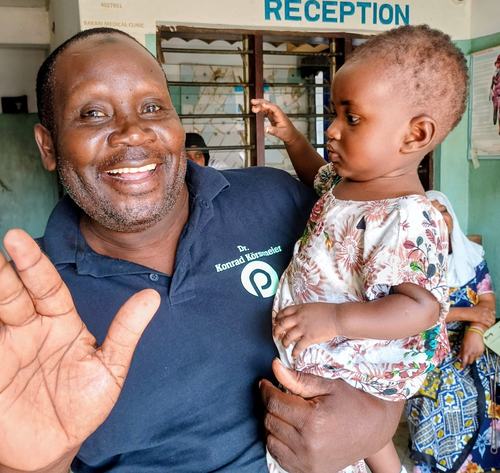 Dr. Bakari in unserer 1. Klinik