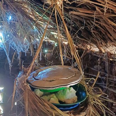 Gekochtes Essen wird hoch gehängt zum Schutz vor Ungeziefer