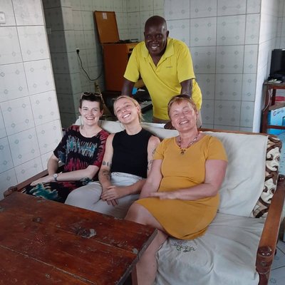 Ärzte und Krankenschwestern in Ausbildung mit Dr. Bakari und Dr. Steffi Löffler