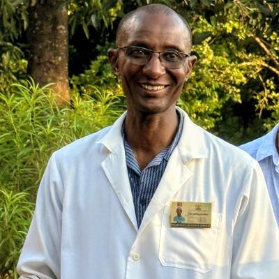 Dr. Wafula in unserer Washa Taa Klinik