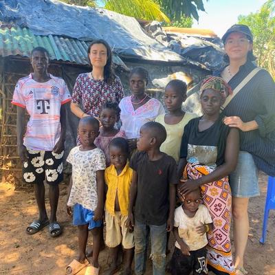 Die beiden Volontärinnen helfen vor Ort