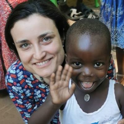 Volontärin Julia mit Patenkind