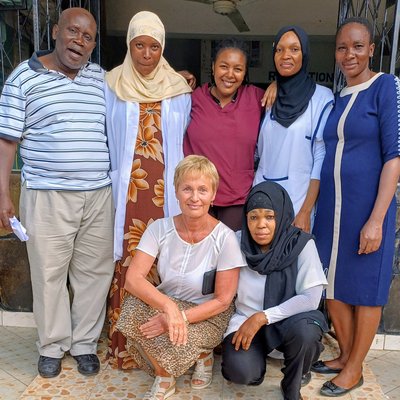 Untersuchung der Patenkinder + Washa Taa Team Gesundheits Check up