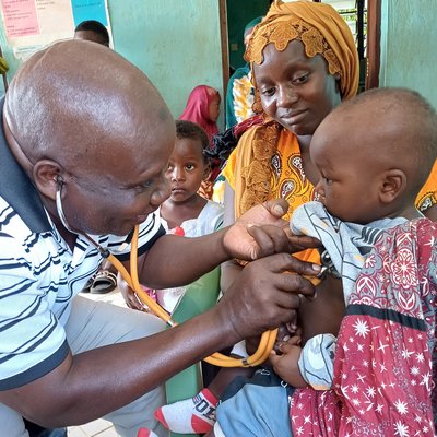 Untersuchung der Patenkinder + Washa Taa Team Gesundheits Check up