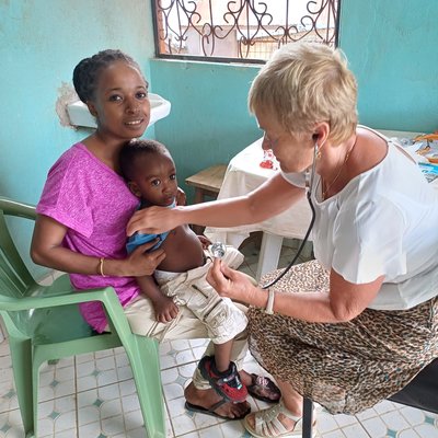 Untersuchung der Patenkinder + Washa Taa Team Gesundheits Check up