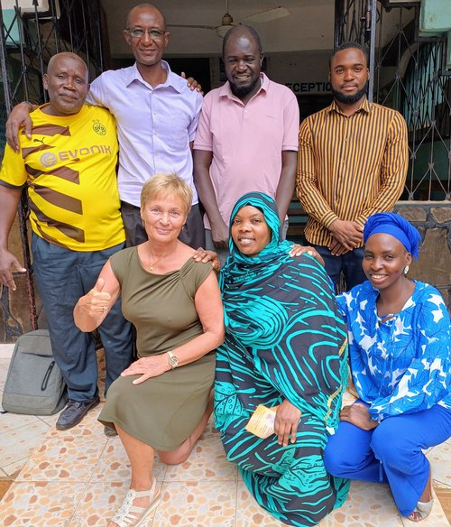 Hintere Reihe von links: Dr. Bakari: Chef Bakari Med. Centre Dr. Wafula: Chef WT Medical Centre Ruben Otieno: Leiter Schweißerwerkstatt Julius: Leiter Tischlerei Vorn von links Dr. Steffi Löffler: Vorsitzende Washa Taa Mwanakombo: Leiterin Nähschule Eliza